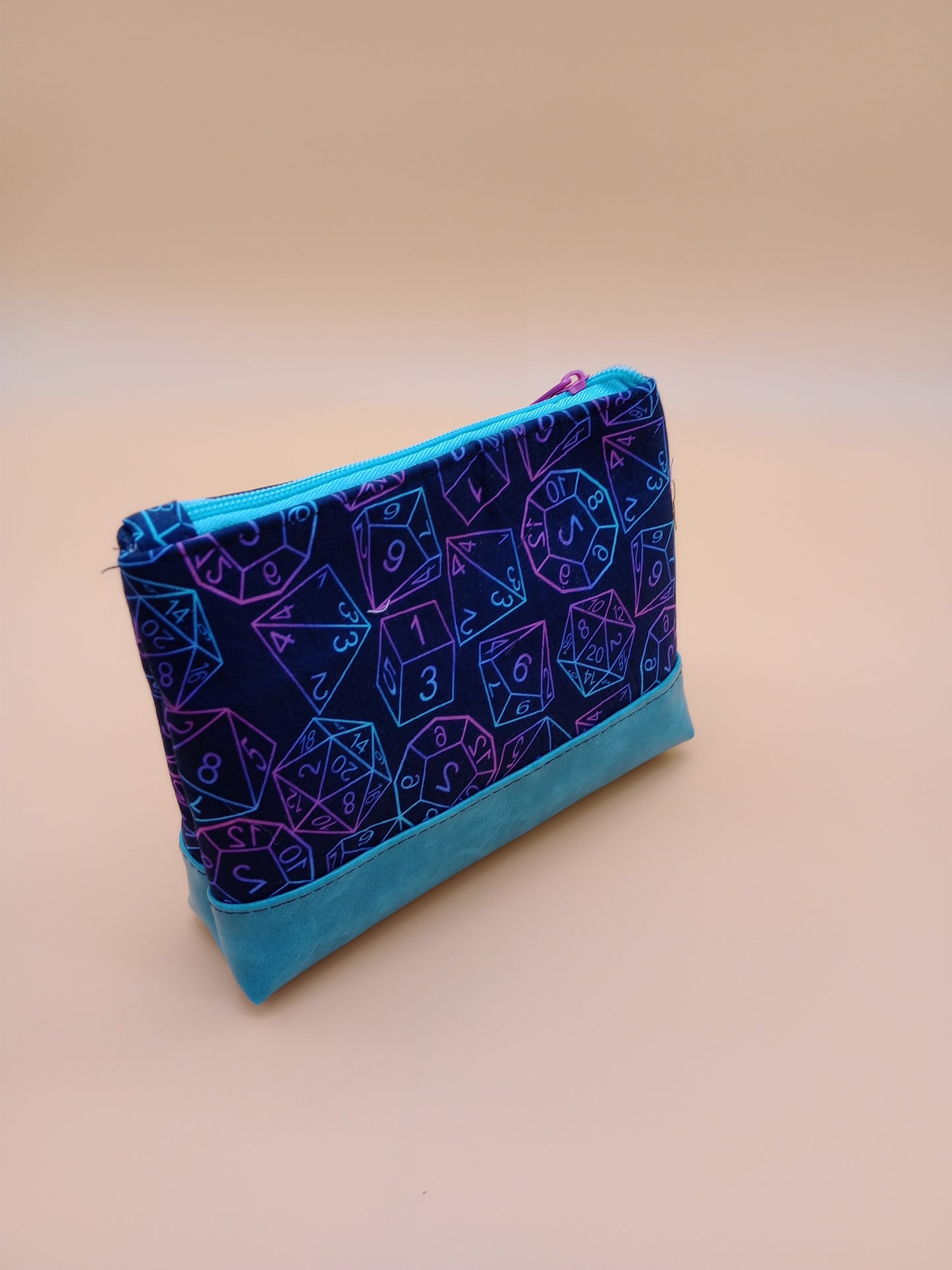 gradient dice v. 11 boxy pouch