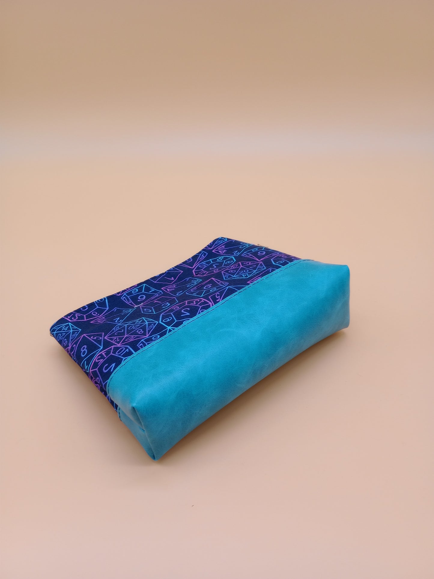 gradient dice v. 11 boxy pouch