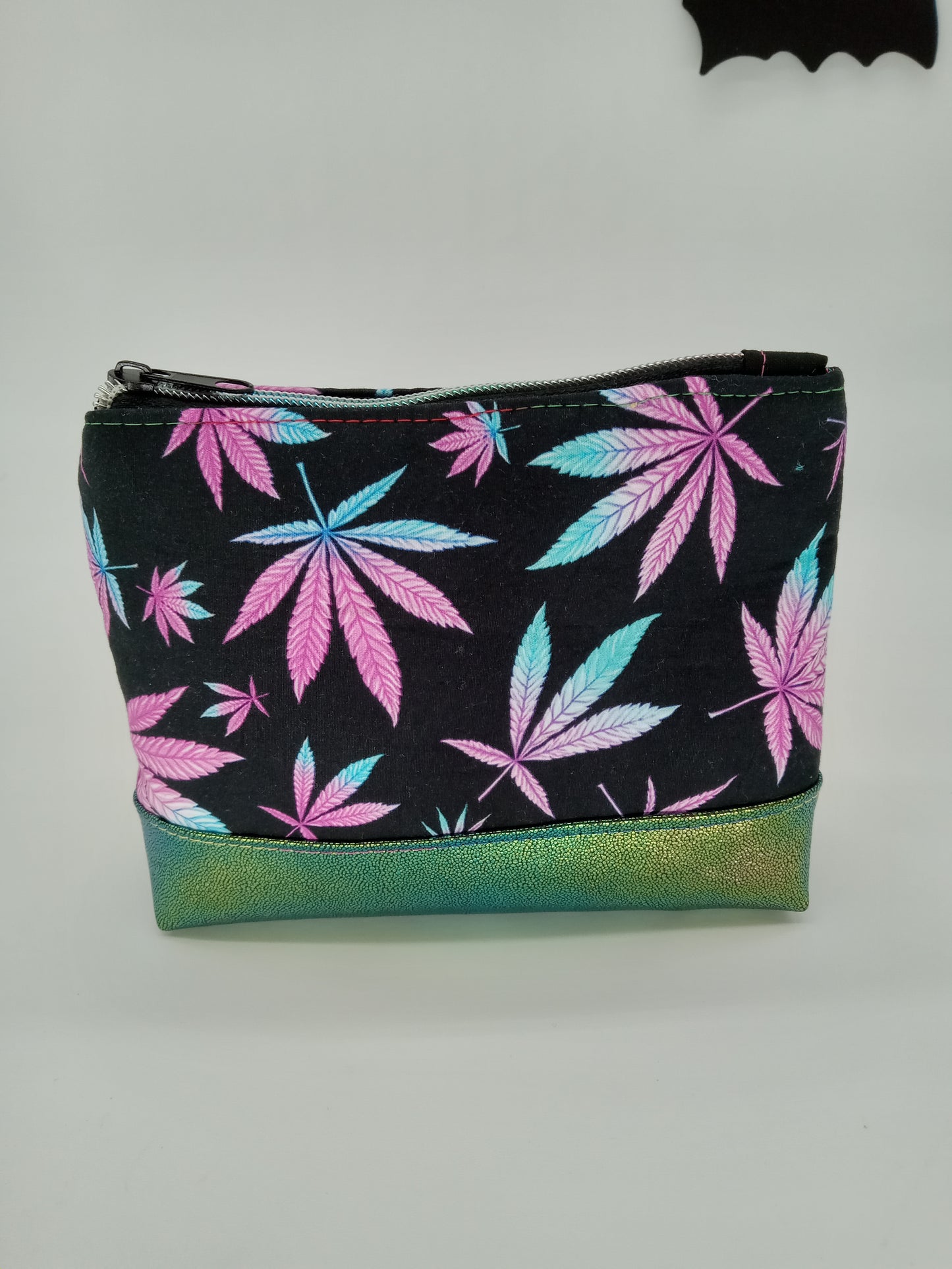 gradient leaf v. 3 boxy pouch