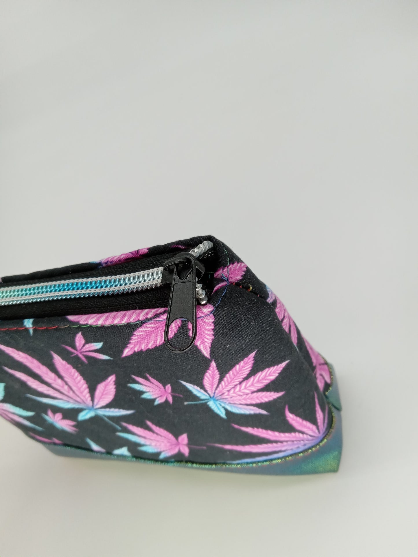 gradient leaf v. 3 boxy pouch