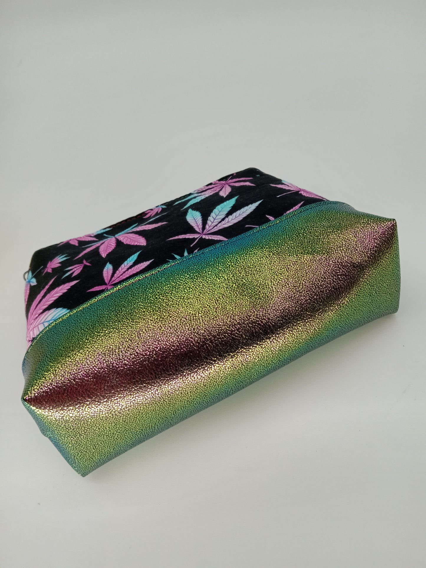 gradient leaf v. 3 boxy pouch