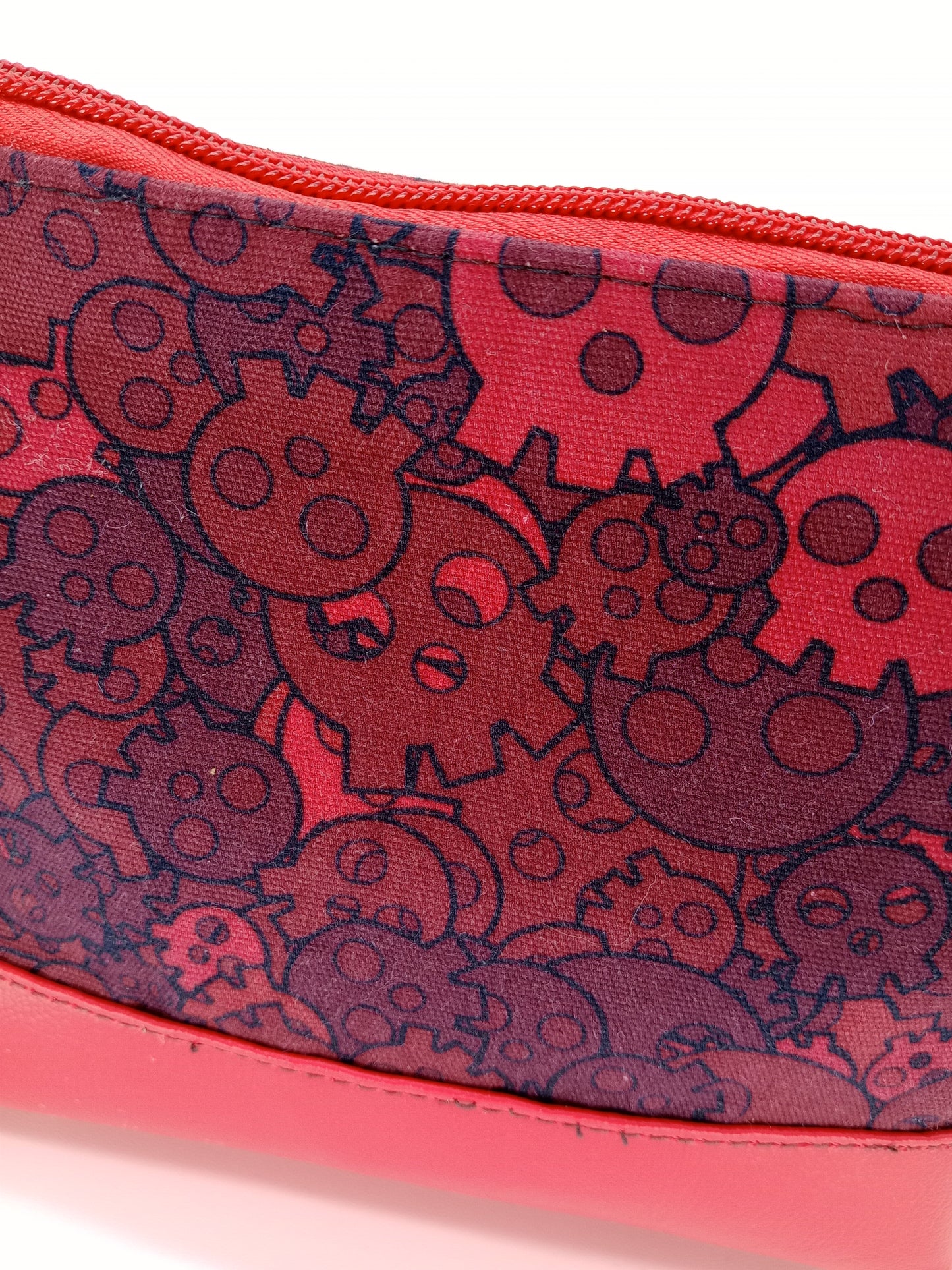 red and black skulls v. 3 boxy pouch