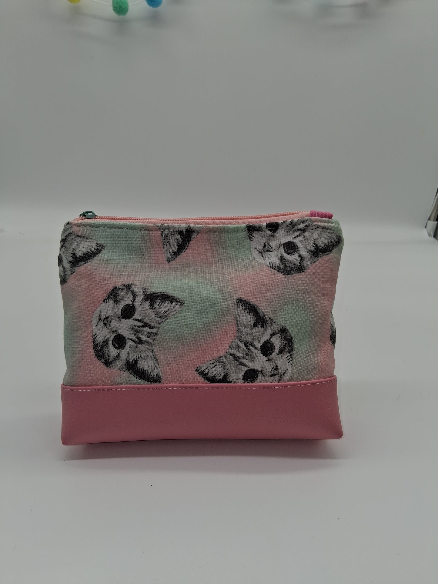 tossed kitties v. 1 boxy pouch