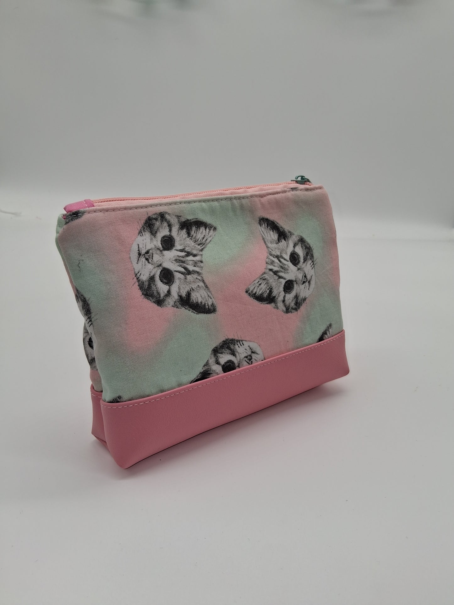 tossed kitties v. 1 boxy pouch