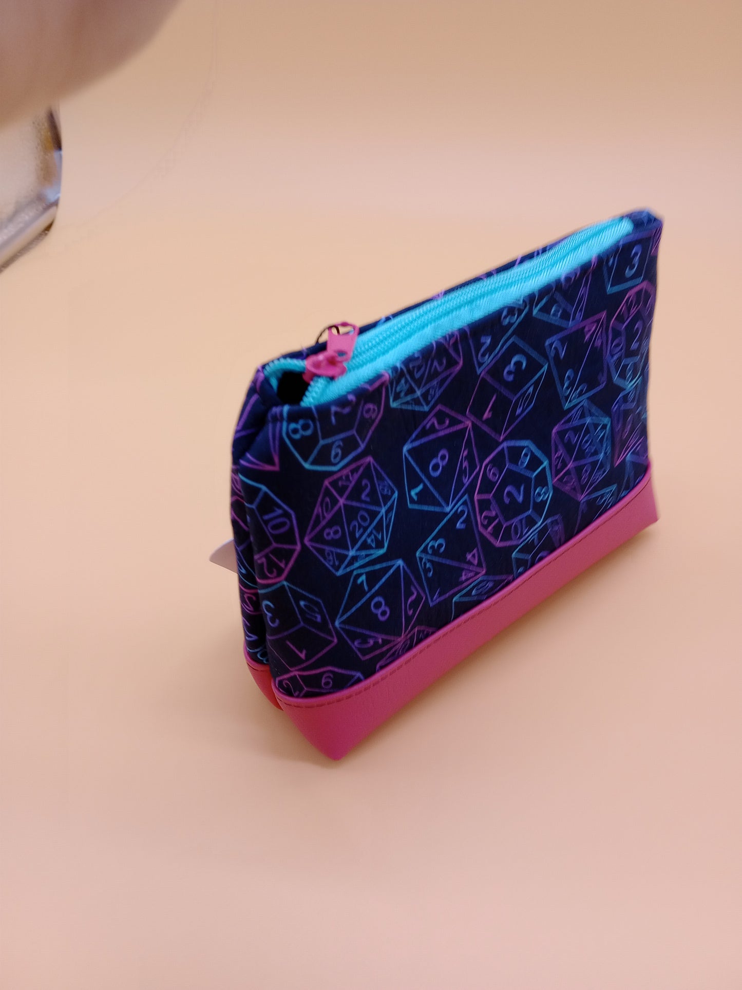 gradient dice v. 10 boxy pouch