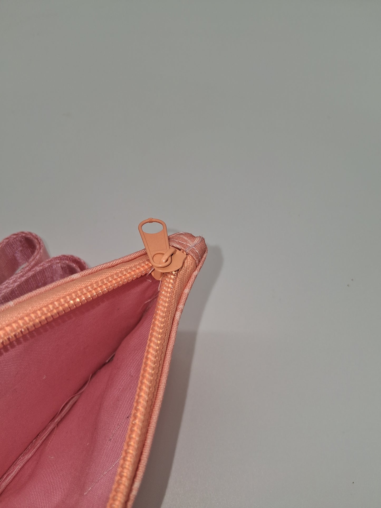 isa leaves v. 1 piper ID holder