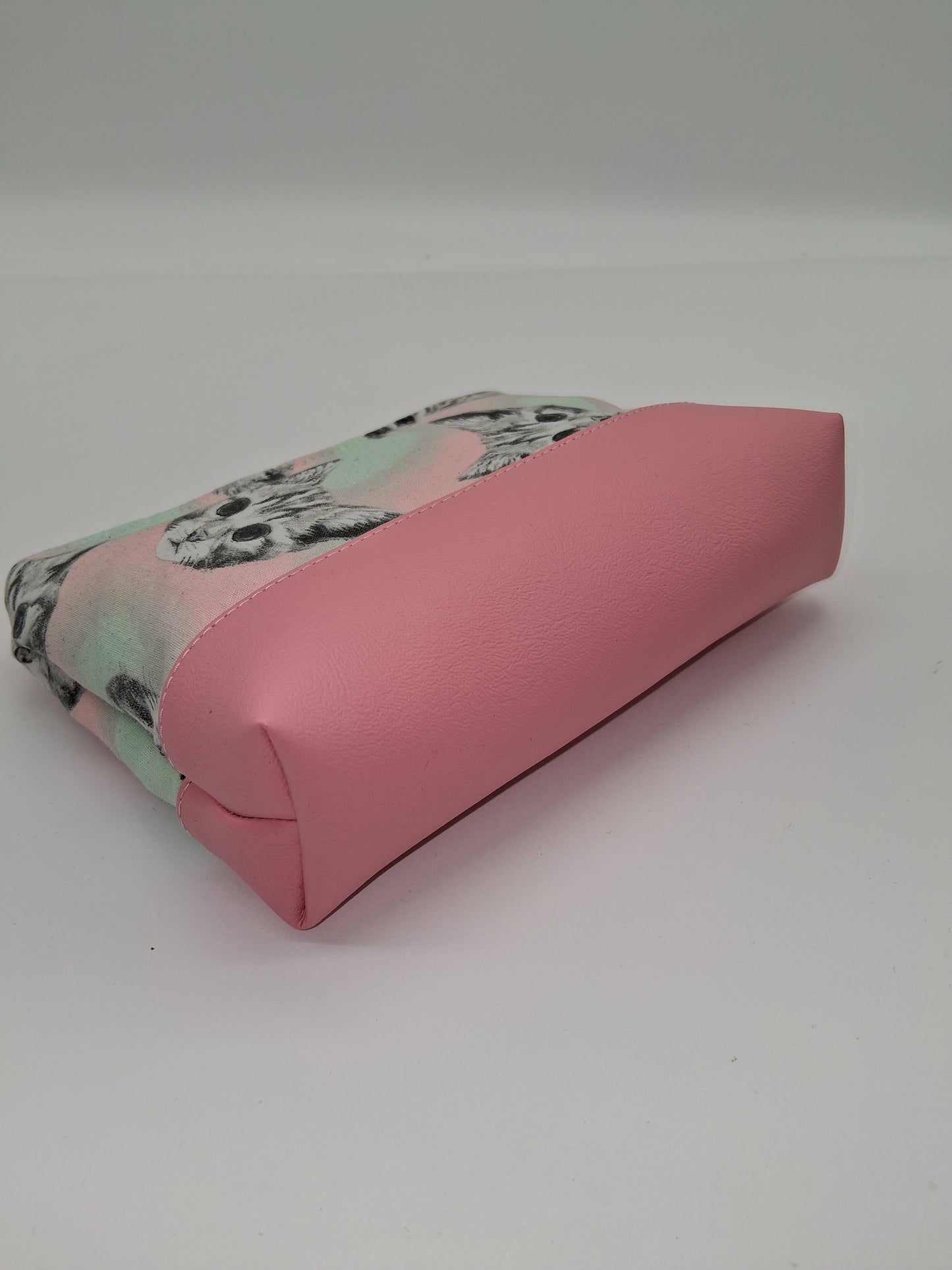 tossed kitties v. 1 boxy pouch